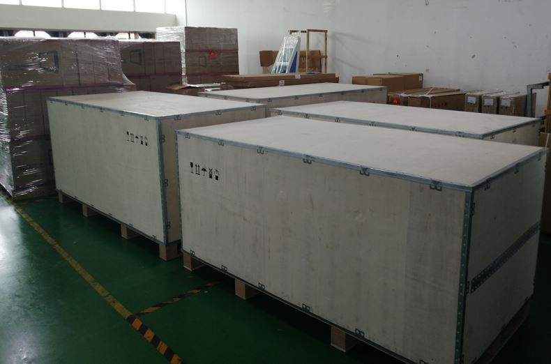 Ett parti industriella datorer väntar på att skickas